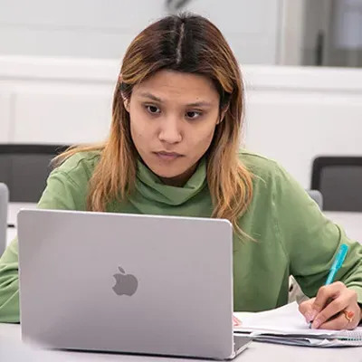 一个学生在笔记本电脑上学习