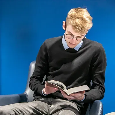 一个学生在读一本书